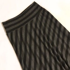 🚨CLOSET CLOSING🚨 New Directions Charcoal Gray/Black Maxi Skirt